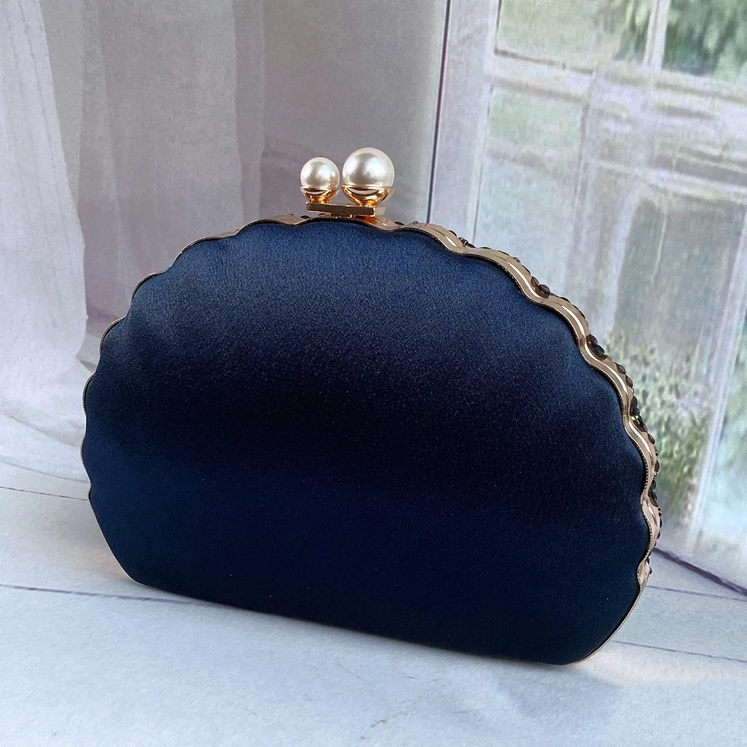 Chinese Style Embroidery Shell-Shaped Evening Bag with Pearl Handle and Cross Body