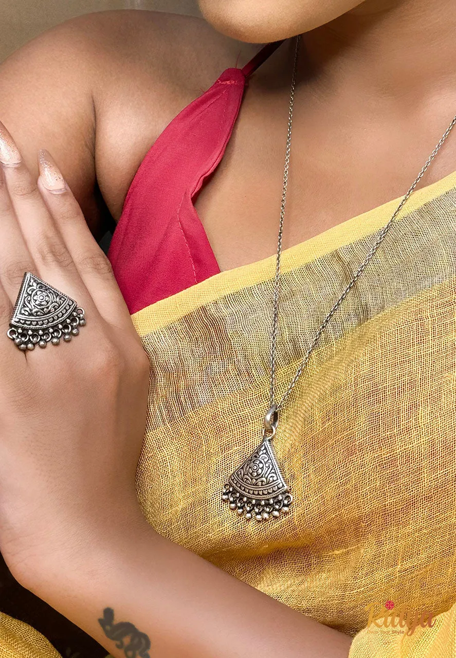 Floral Details Carved Triangle Ghungri Necklace and Ring Set