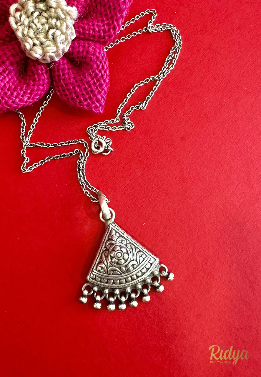 Floral Details Carved Triangle Ghungri Necklace and Ring Set