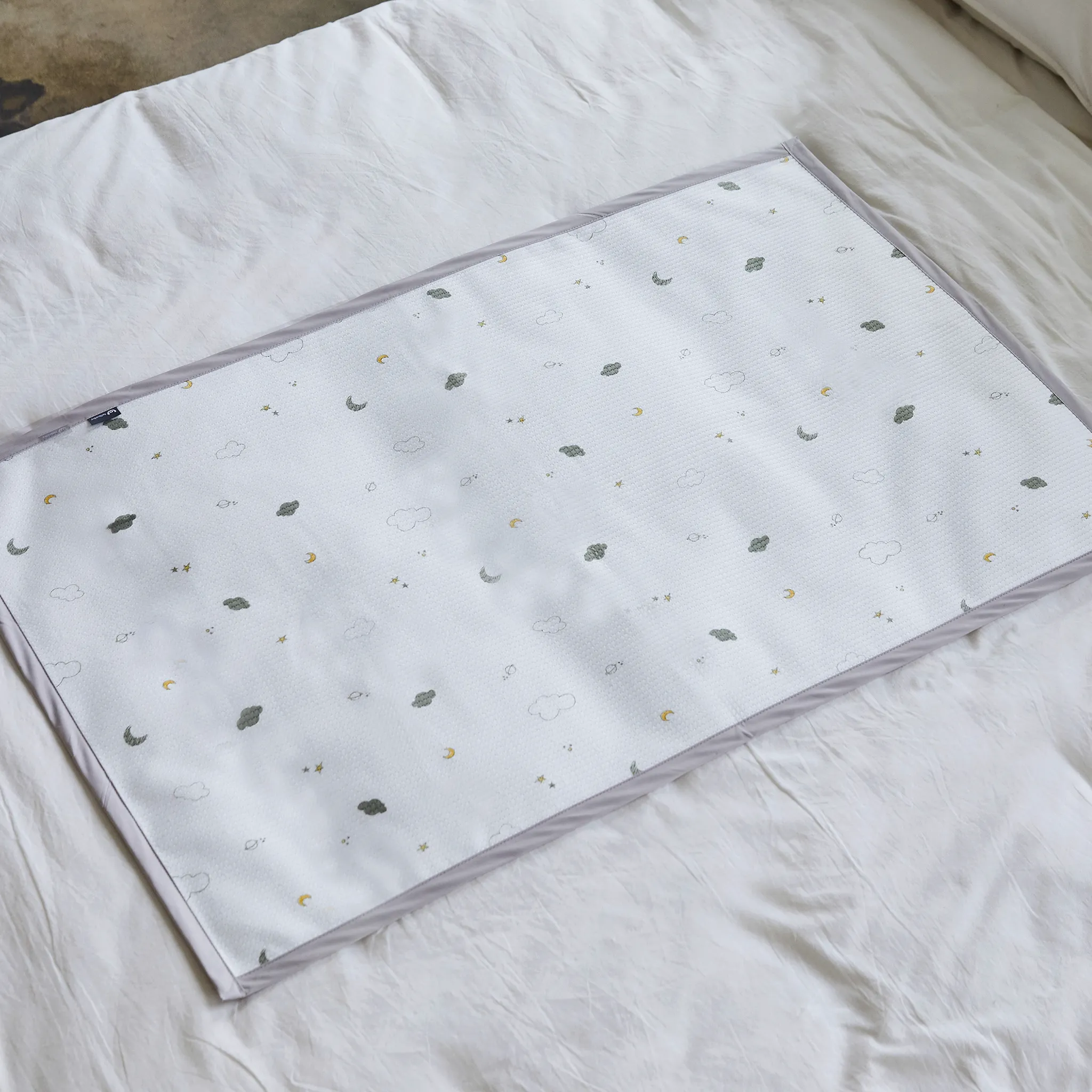 LOLBaby Bamboo Waterproof Mat - Funny Sky