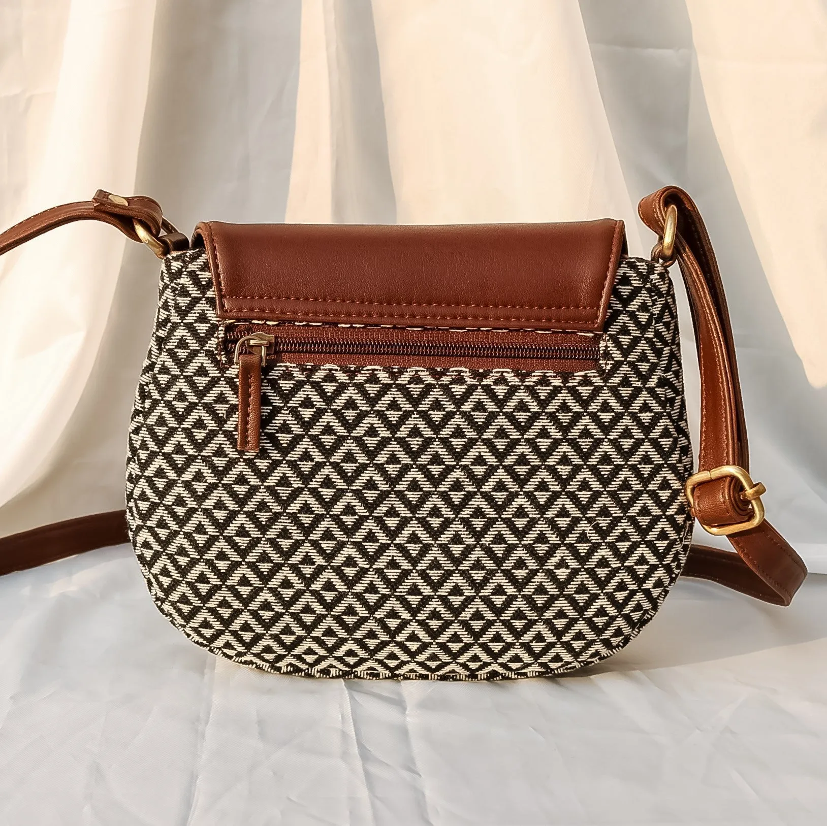 The Curvy Sling Bag - Orca - SAMPLE SALE